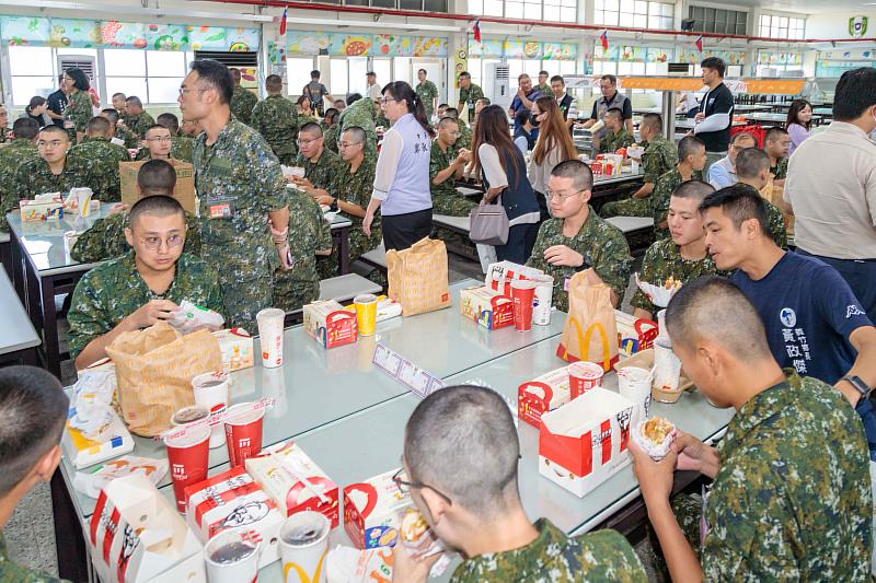 翁縣長探視縣籍入營役男,致贈慰問金