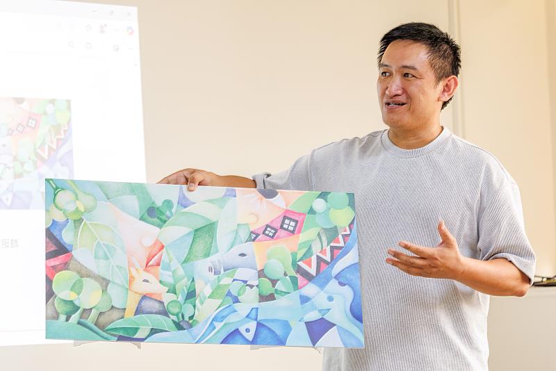 ↑Atayal artist Miru Hayung created the artwork Emerald in Mountains for the bottle label of Kimlan's Maqaw Soy Sauce, showcasing a unique blend of tribal tradition and modern style.