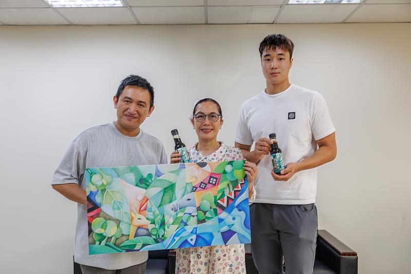 ↑Kimlan initiated the Call for Project Proposal from the Youth program, marking the first cross-industry collaboration between the food sector and KIRI International Indigenous Cultural and Creative Park. (From left to right: Atayal artist Miru Hayung, Panay Mulu, Director of Taoyuan City's Department of Indigenous Affairs, and Christian Draven Chung, proposer of the Fragrance of Mountain Litsea project.)