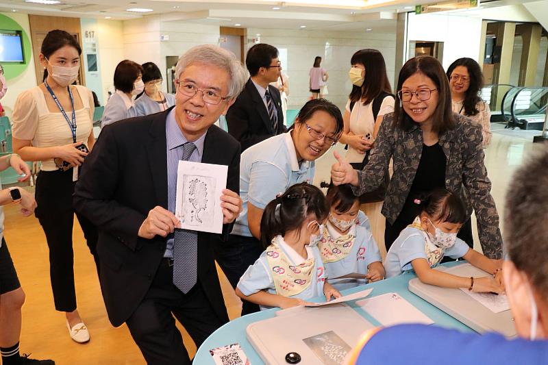 國美館長陳貺怡(右1)、嘉基副院長陳明晃（左2）與小朋友一起參與國美館捐贈教具的互動體驗活動。_