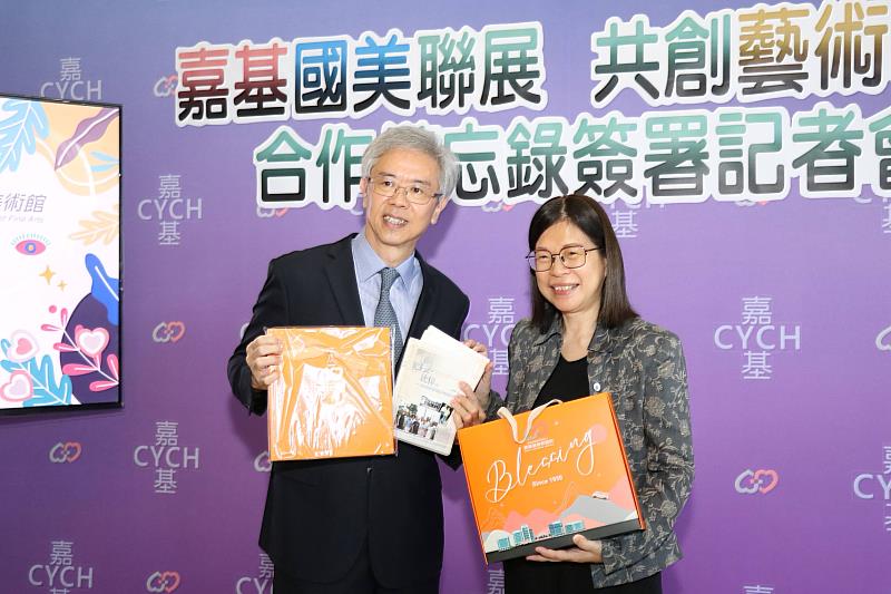 國美館長陳貺怡(右)與嘉基副院長陳明晃代表簽署合作備忘錄後合影