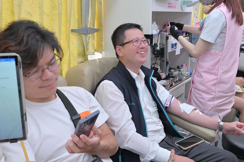 有巢氏房屋中區經管會榮譽會長吳朝將(中)捲起袖子、捐出熱血。(永慶房產集團提供)