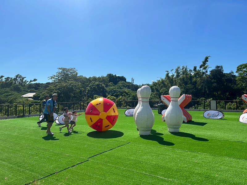 同仁們上午在青草湖旁體驗多項趣味遊戲