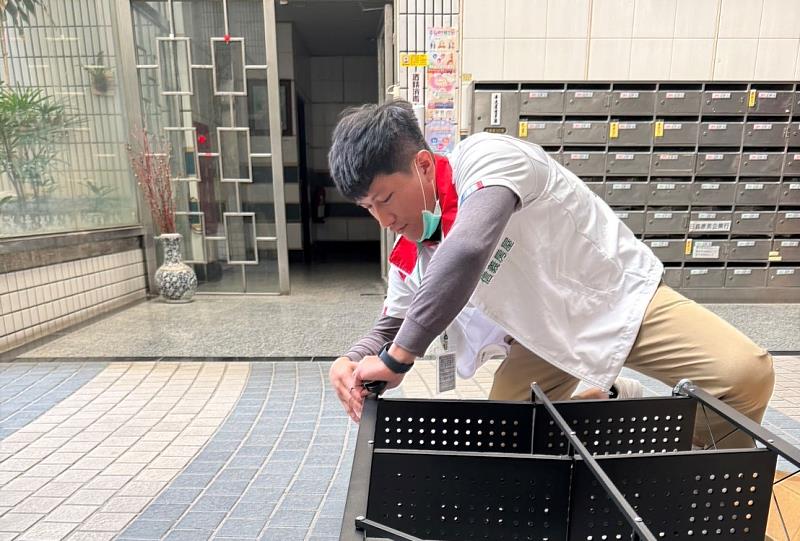 信義房屋文化店專員施孚穎經常協助社區服務。