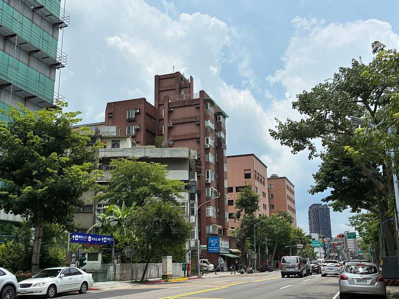 信義房屋文山試院店專案經理鄭偉煜表示，木柵街景單純，有著濃厚的文教氣息，區域內國小到大學眾多，教育資源豐富，更有考試院，吸引不少軍公教在此置產。