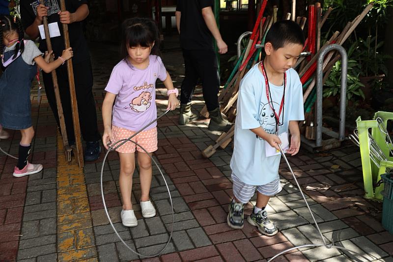 學童參與傳統童玩活動，從遊戲中培養團隊精神與動手能力。