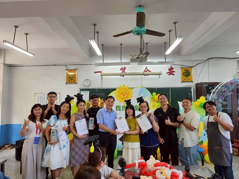 救國團林經勝副主委頒贈結業證書