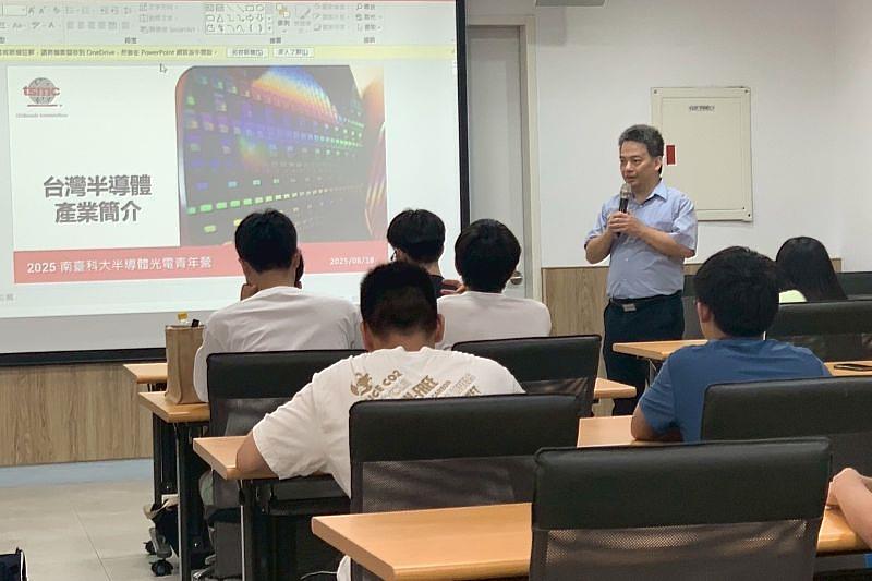南臺科大半導體與光電工程系主任涂瑞清於營隊開幕致詞。他表示,營隊旨在讓高中職學生及早接觸半導體產業,並期許藉此激發學子投身高科技產業的熱情。