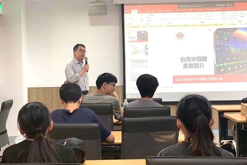 臺積電經理鍾子揚為學員解說台灣半導體產業的發展現況與未來趨勢。青年營透過業界頂尖專家的親身分享,為學員帶來前瞻的產業視野,獲益良多。