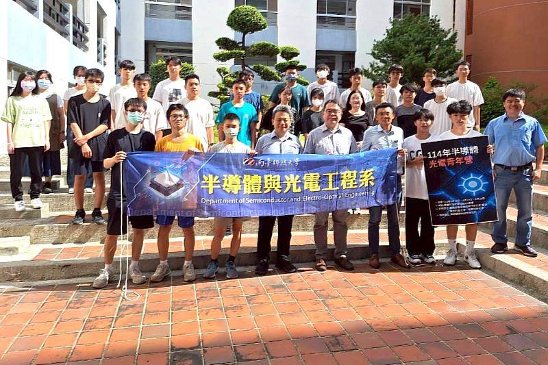 南臺科技大學半導體與光電工程系舉辦「114年半導體光電青年營」，圖為近30位參與學員與系上師長在營隊結業後的大合影，共同見證這段充實的高科技探索旅程。