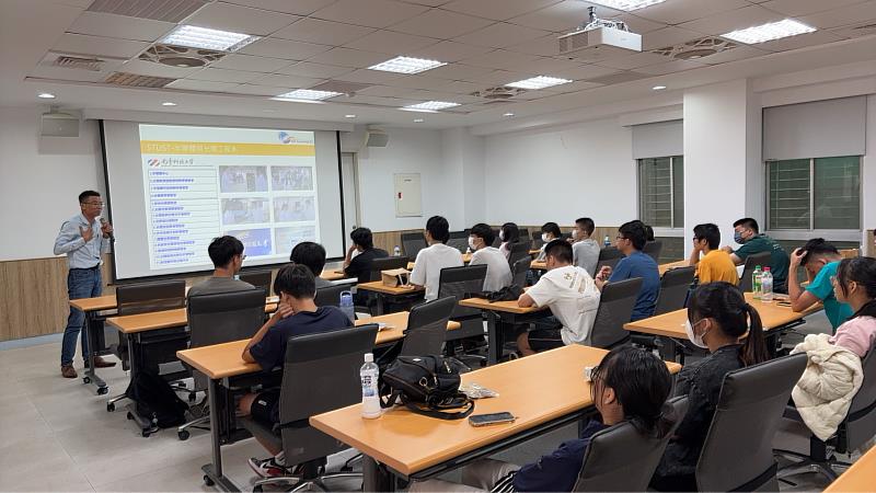 瀚笙科技資深經理黃逸彬則從光電技術與應用的角度,帶來產業前瞻的觀點。