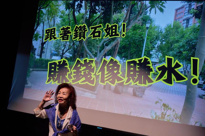 素人長輩演反詐劇《菜市仔人生》，劇情改編自真實案例，他們用戲劇說故事，用幽默化解詐騙(圖為排練花絮)。