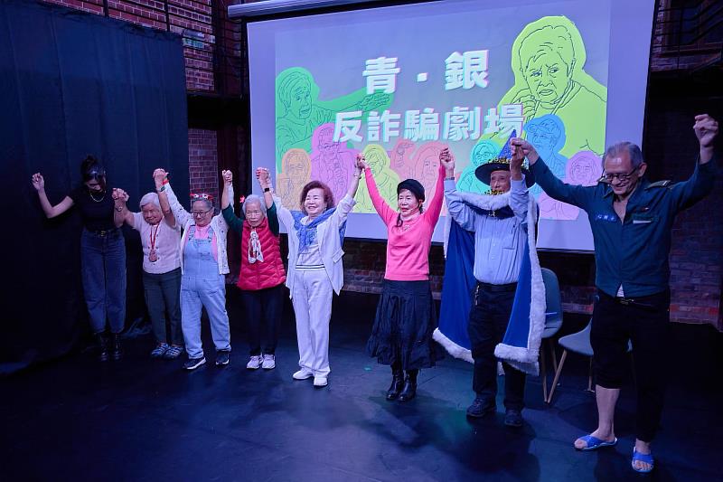 《菜市仔人生》重頭戲由23位60歲以上素人長輩,擔綱演出幽默的反詐行動劇,邀民眾在沉浸式氛圍中學習防詐知識(圖為排練花絮)。