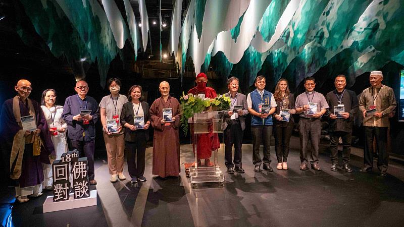 世界宗教博物館創辦人心道法師在第18場「回佛對談」開幕式時，與貴賓共同為生態永續祈福祝禱。（圖由世界宗教博物館發展基金會提供）