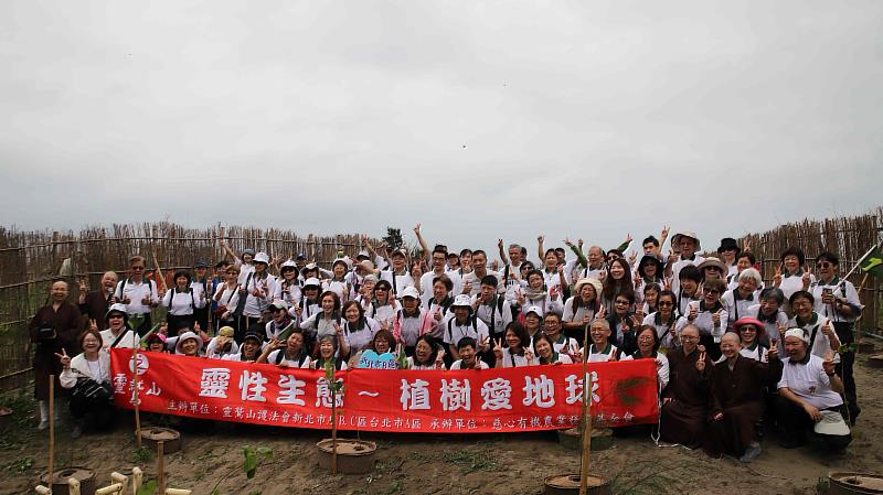 靈鷲山信眾在新竹新月沙灣植樹。（圖由靈鷲山佛教教團提供）