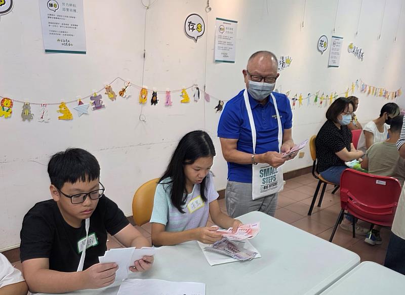 「理財闖關遊戲」將活動氣氛推向高潮,學會運用虛擬資金做出選擇