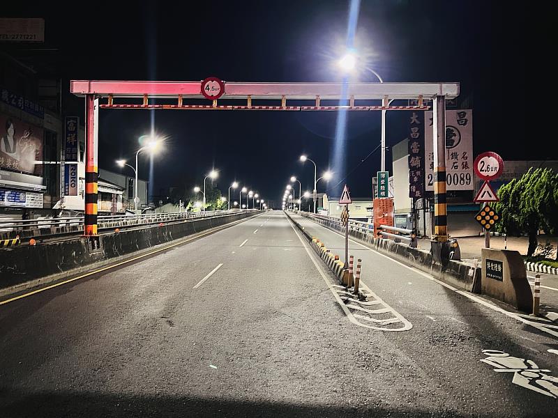 博愛路橋夜間封閉施工 (3)