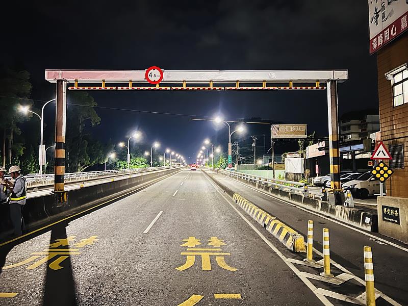 博愛路橋夜間封閉施工 (1)