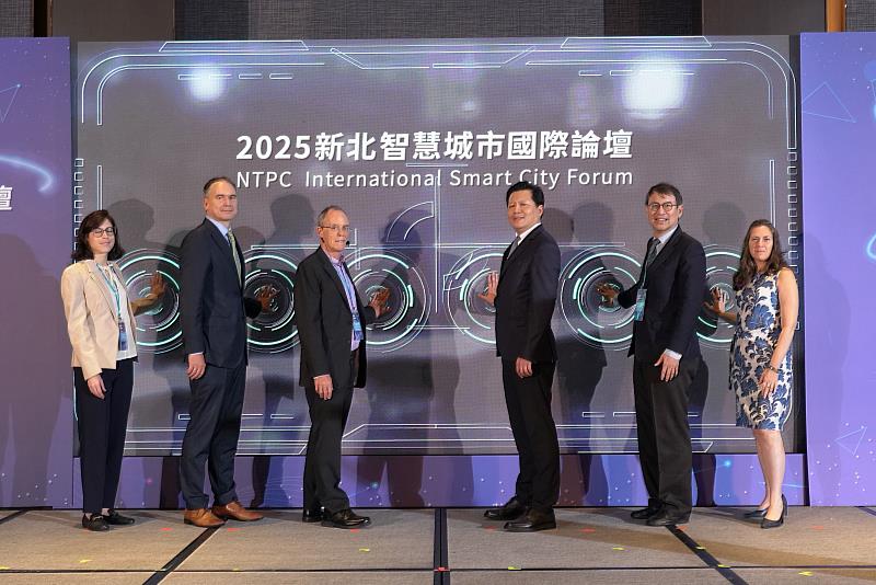 2025新北智慧城市國際論壇22日舉行開幕儀式，出席貴賓有新北市副市長朱惕之(右3)、ICF 聯合創辦人Robert Bell(左3)、行政院能源及減碳辦公室副執行長林子倫(右2)、立陶宛貿易代表處駐台代表Paulius Lukauskas(左2)、駐台北以色列經濟文化辦事處代表Maya Yehudit Yaron(右1)、匈牙利貿易辦事處Head of Administrative Affairs, Blanka KOVÁCS(左1)