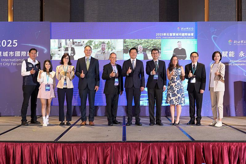 2025新北智慧城市國際論壇邀請國外城市代表以影片分享城市智慧智理經驗，包含美國都柏林市長Chris Amorose Groomes（螢幕左1）、立陶宛維爾紐斯市副市長Vytautas Mitalas（螢幕左2、西班牙拉斯羅薩斯市副市長José Cabrera（螢幕左3）、巴西古里提巴市經濟發展與創新局執行長Dario Paixão（螢幕左4）