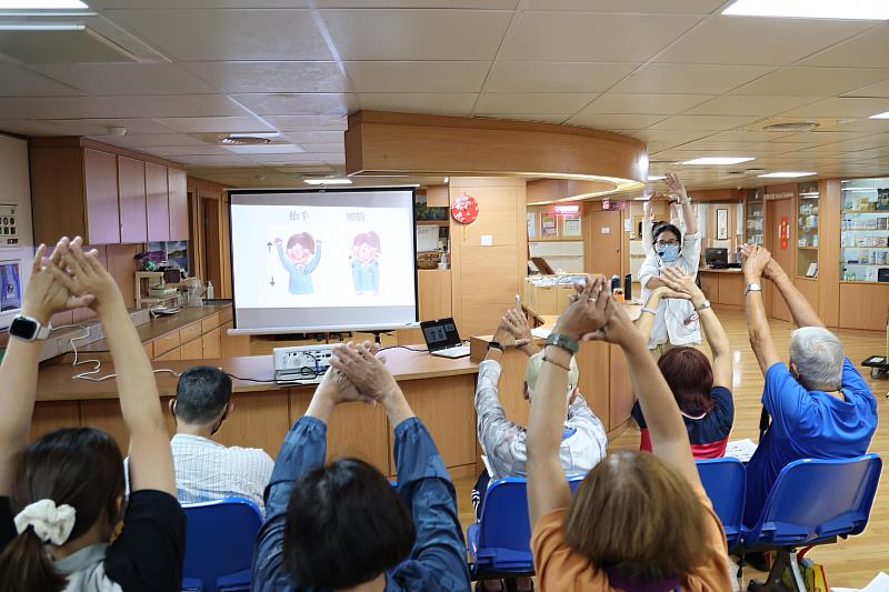 物理治療師黃意雯在這次課程針對病友常見的手術疤痕緊繃、放療後組織纖維化、化療引發的癌因性疲憊與肌力下降等問題傳授可協助病友恢復功能、減少不適的運動。