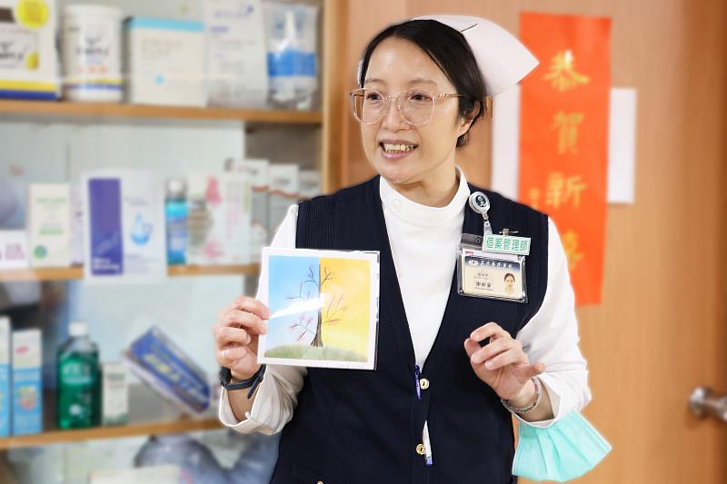 癌症個案管理師謝樹蘭設計「四季樹」粉彩創作體驗,藉由色彩撫慰身心,在輕鬆的氛圍中也能彼此互相打氣。