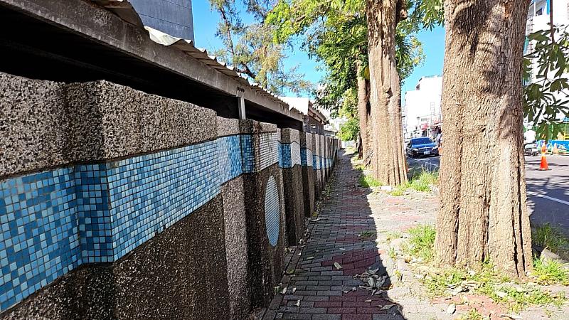 臺東縣政府推動臺東高中校園周邊暨行車安全道路改善 中華路一段黑板樹再利用 延續木材價值