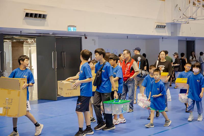 「2025足球無人機暨AI機器人科學創客程式競賽」參賽學生備賽。