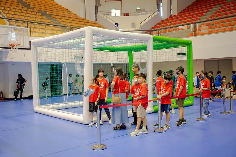 「2025足球無人機暨AI機器人科學創客程式競賽」參賽學生備賽。