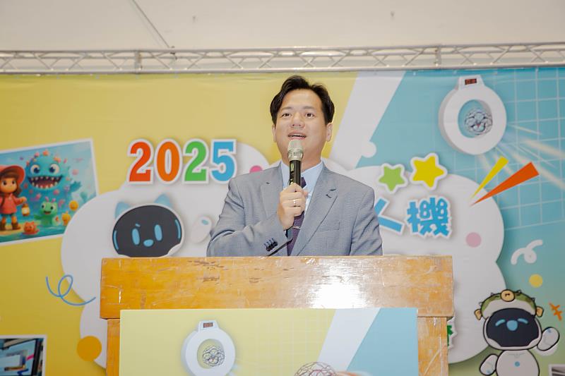 代理市長邱臣遠勉賽學生發揮創意，享受競賽。