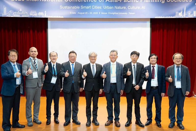「2025國際(臺日韓越印)都市計畫研討會」都發處長蘇文彬代表出席與會貴賓合影。