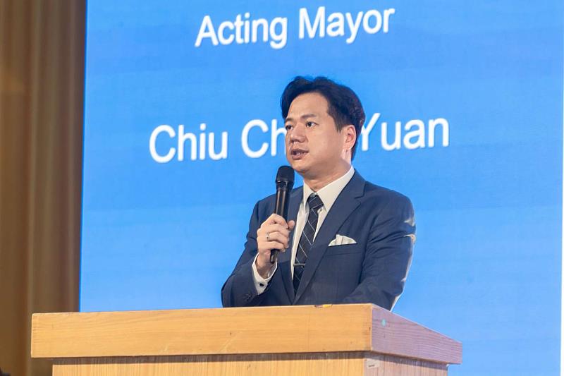 代理市長邱臣遠出席閉幕宴,與國內外學者交流。