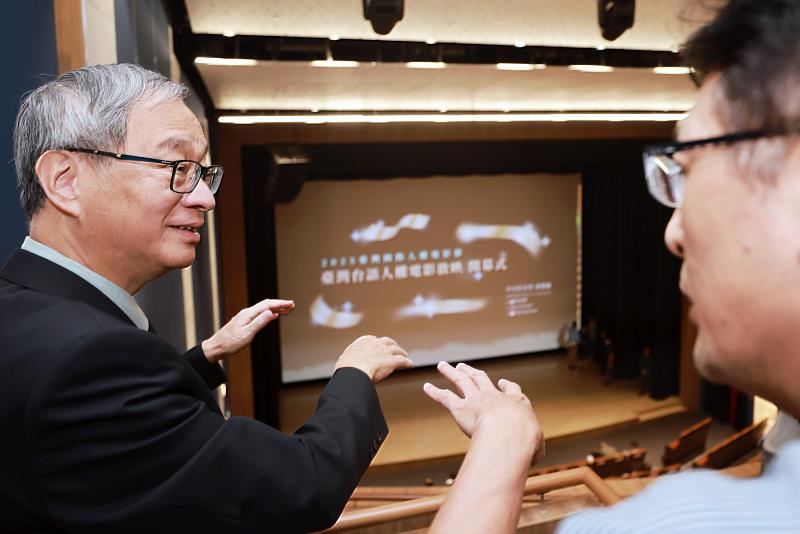 文化部長李遠訪視國立中正紀念堂管理處演藝廳，關心設備更新後相關設施的建置成果。