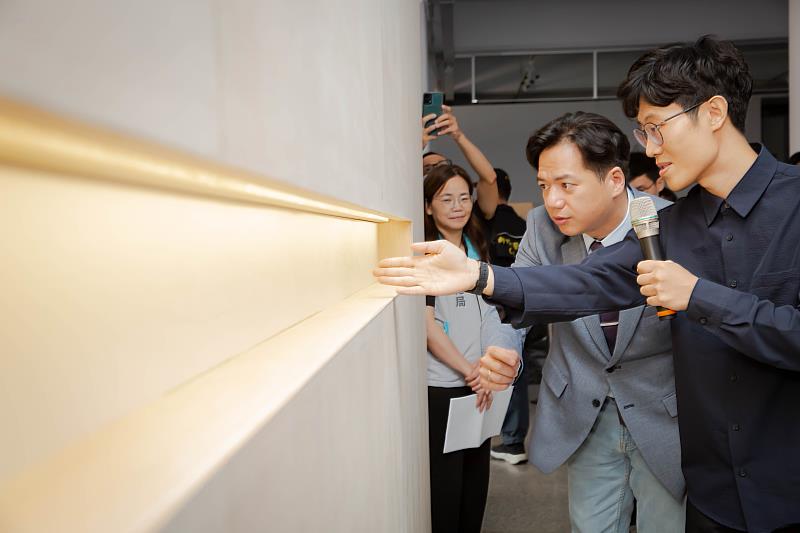 策展人介紹展覽