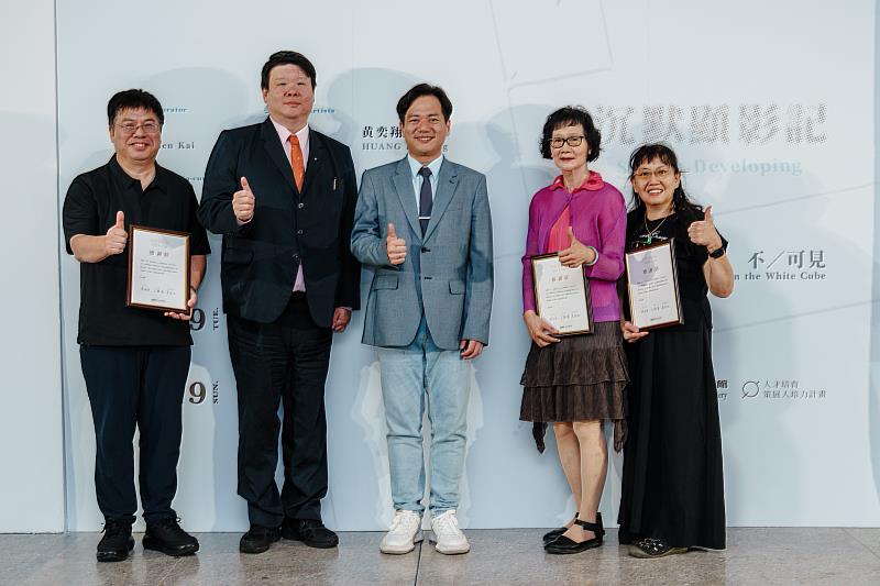 代理市長邱臣遠頒發感謝狀給志工及同仁