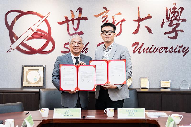 世新大學校長陳清河與瑞士教育集團台灣區域經理李元鵬簽署學術合作備忘錄。（世新大學提供）