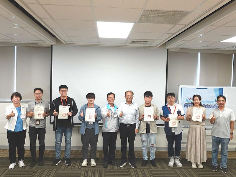 頒發溪埔子人工濕地環境教育志工結業證書。