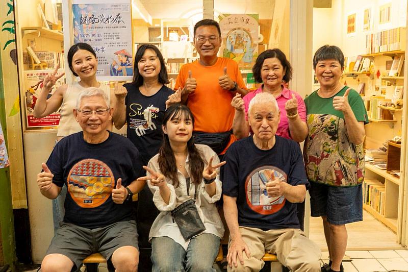 呂酈庭在中央商場內經營「想，做書店」，並與商圈鄰居長輩一同推動商圈活化。(圖片提供/呂酈庭)