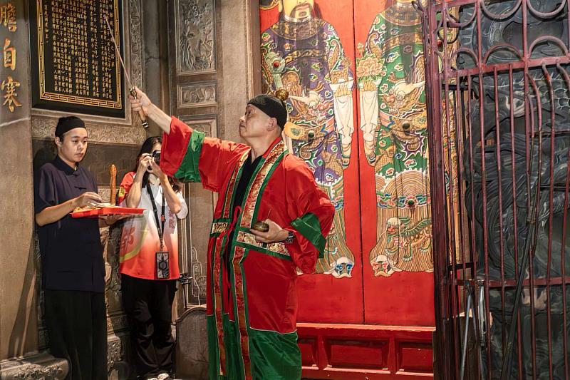 新竹都城隍廟舉行「福門大開」儀式。