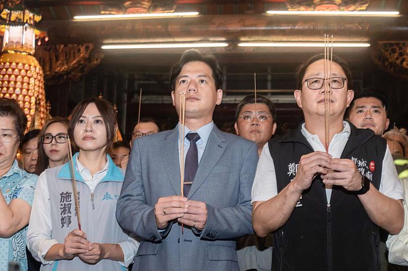 新竹市代理市長邱臣遠、新竹都城隍廟管理人鄭來聖等人入廟團拜祈福。