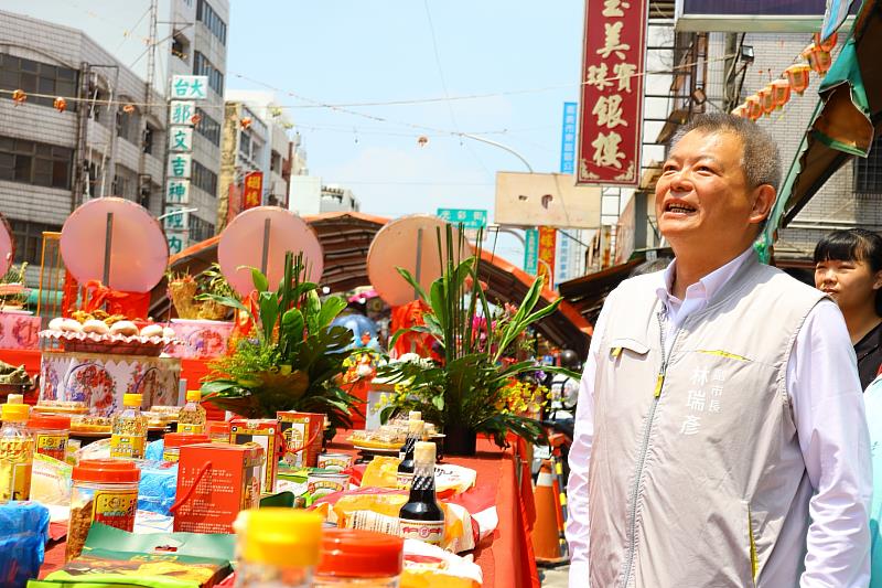 林瑞彥副市長欣賞「錢進諸羅 千萬城門」等景觀區 相當讚嘆