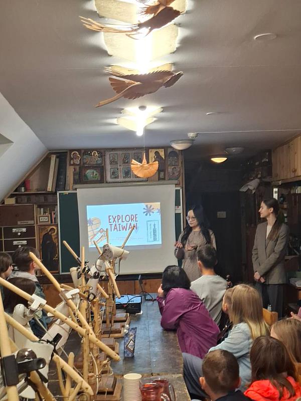 寄養家庭孩童、青少年及家長聆聽駐處國情分享