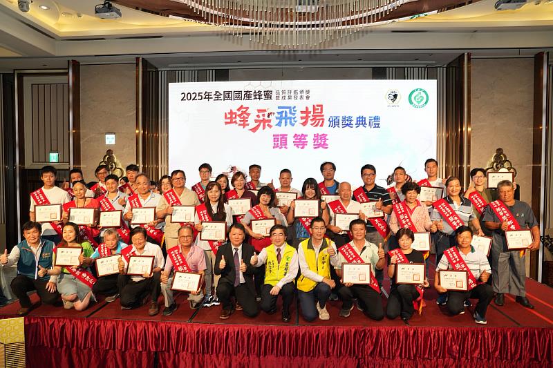 陳啓榮副署長與獲獎蜂農合影