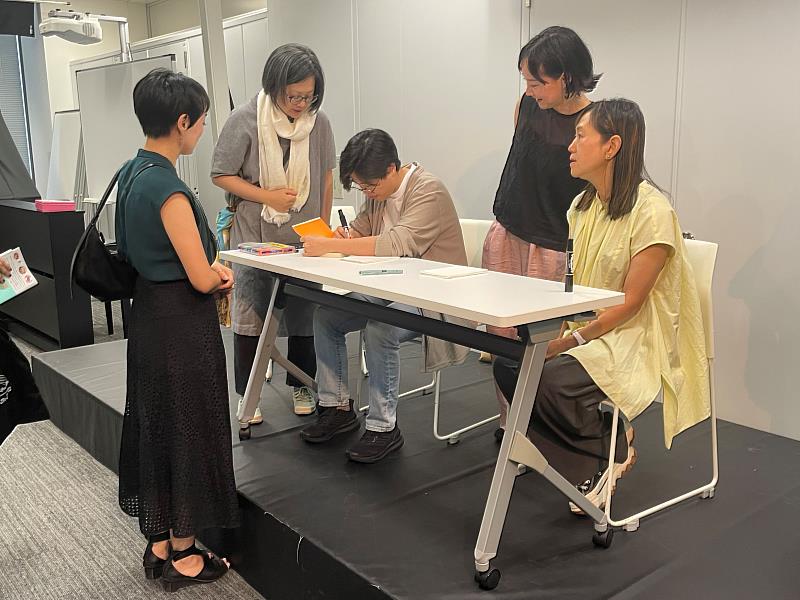 楊双子幫日本讀者簽書(駐日台灣文化中心提供)