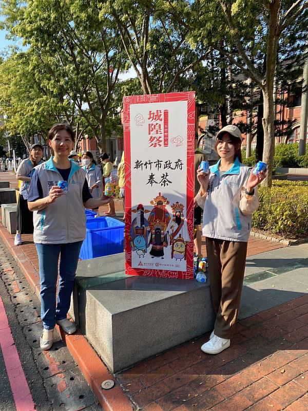 市府特別安排｢奉茶｣供解渴，秘書長張治祥與民政處長施淑婷合影。