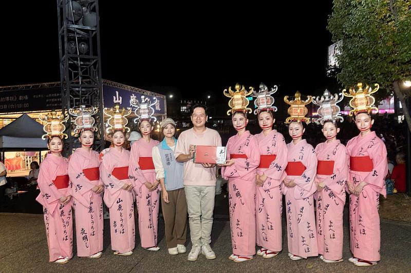 代理市長邱臣遠回贈禮品。