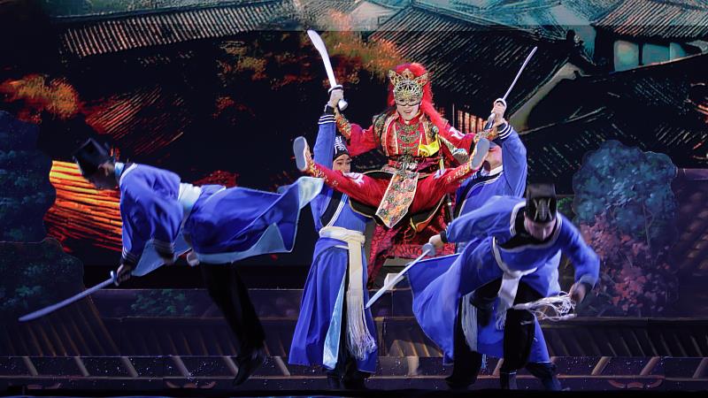 陳昭賢飾演的「貓神」帶來精彩武打場面，讓民眾掌聲連連、興奮不已。（明華園戲劇總團提供）
