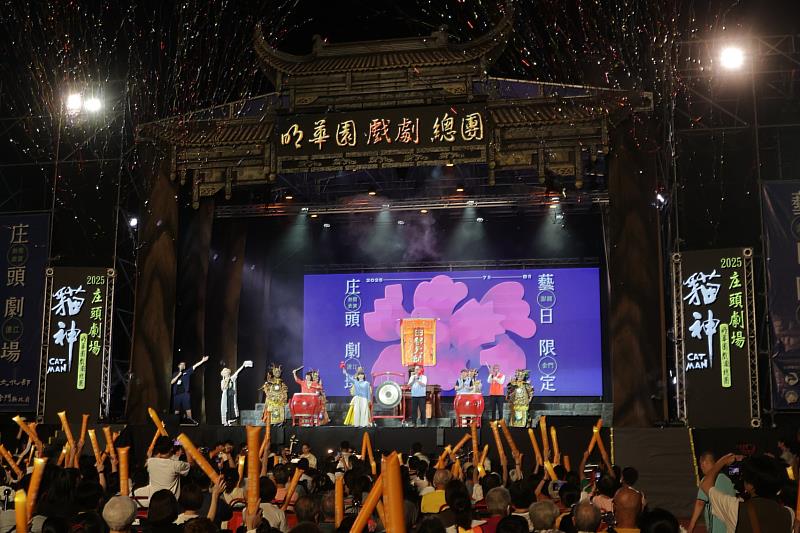 明華園戲劇總團睽違10年重返金門演出，文化部政務次長李靜慧、金門縣副縣長李文良、行政院金馬聯合服務中心執行長吳增允、金門縣政府文化局長陳榮昌等人共同敲鑼擊鼓，為懸疑大戲《貓神》揭開神秘面紗。（明華園戲劇總團提供）