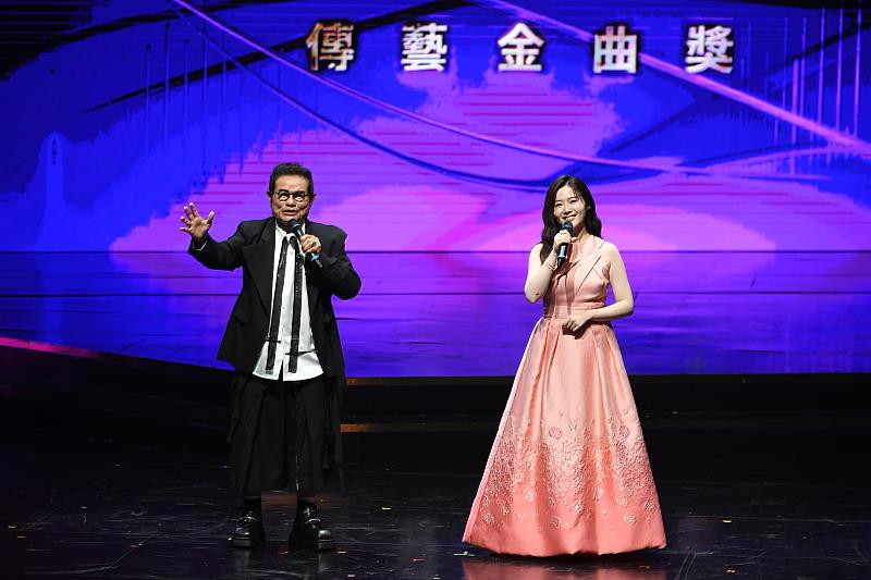 第36屆傳藝金曲獎頒獎典禮《代－換景CUE36請走》典禮主持人許效舜、楊小黎。