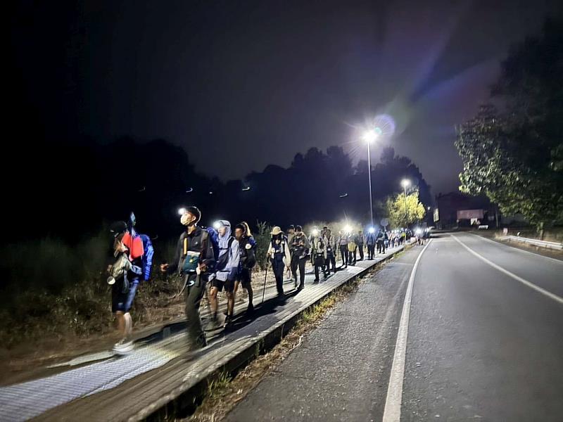 清晨摸黑出發，走在朝聖之路上